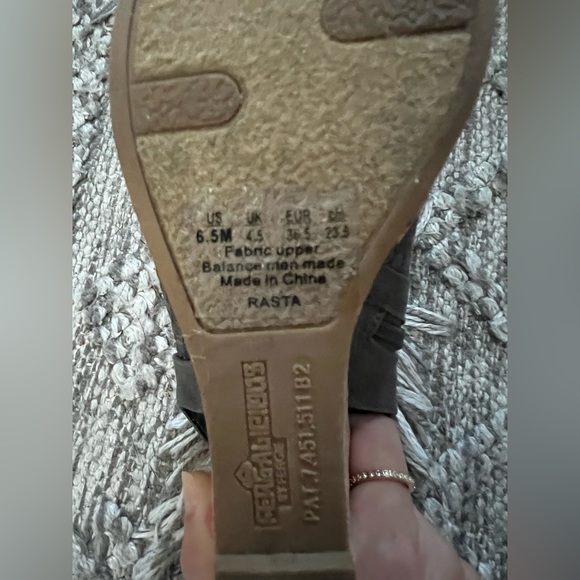 Excellent condition Fergicious “Rasta” wedge. Size 6.5 - Picture 4 of 6